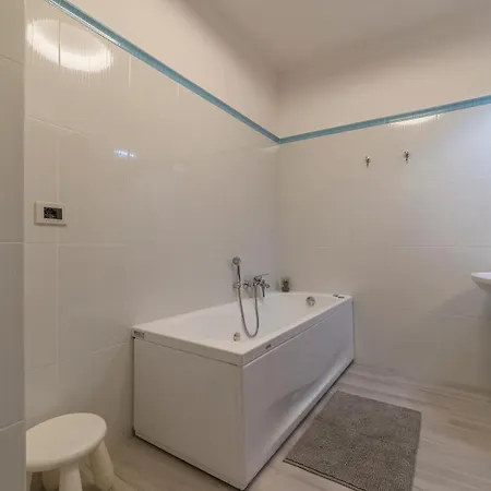 Vatican Luxury 2bd 2ba * Rom