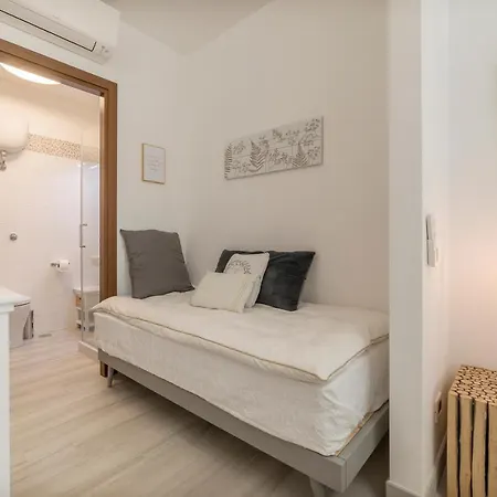 Vatican Luxury 2bd 2ba *