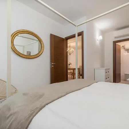 Vatican Luxury 2bd 2ba * Rom